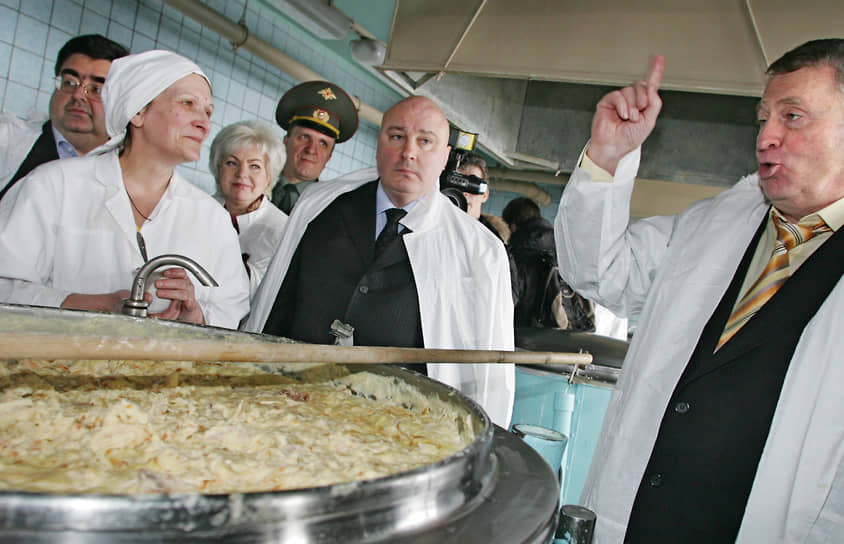 Лидер ЛДПР Владимир Жириновский (справа) и депутат Госдумы от фракции ЛДПР Сергей Абельцев (второй справа), 2006 год