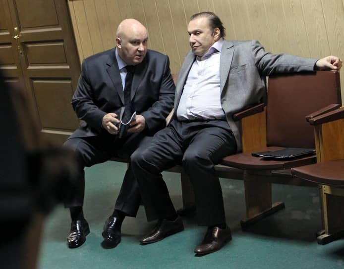 Сергей Абельцев (слева) и генеральный директор «ИНТЕКО-Агро» Виктор Батурин, обвинявшийся в мошенничестве с недвижимостью (справа), перед началом заседания Пресненского суда (июнь 2011 года)