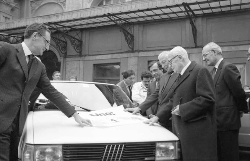 Глава Fiat Джанни Аньелли и управляющий компании Чезаре Ромити представляют новый Fiat UNO президенту Италии Сандро Пертини