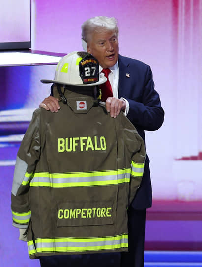 Дональд Трамп демонстрирует форму Кори Комператора — начальника добровольной пожарной охраны, погибшего во время покушения 13 июля