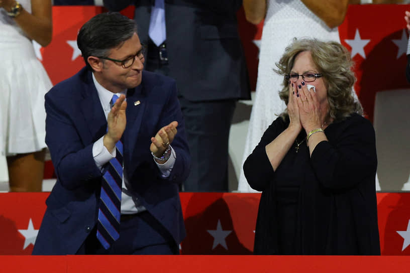 Мать кандидата в вице-президенты США Беверли на трибуне стадиона Fiserv во время выступления своего сына Джей Ди Вэнса