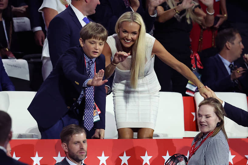 Бывшая жена Дональда Трампа-младшего Ванесса и их сын Спенсер Фредерик позируют для фото на трибунах 