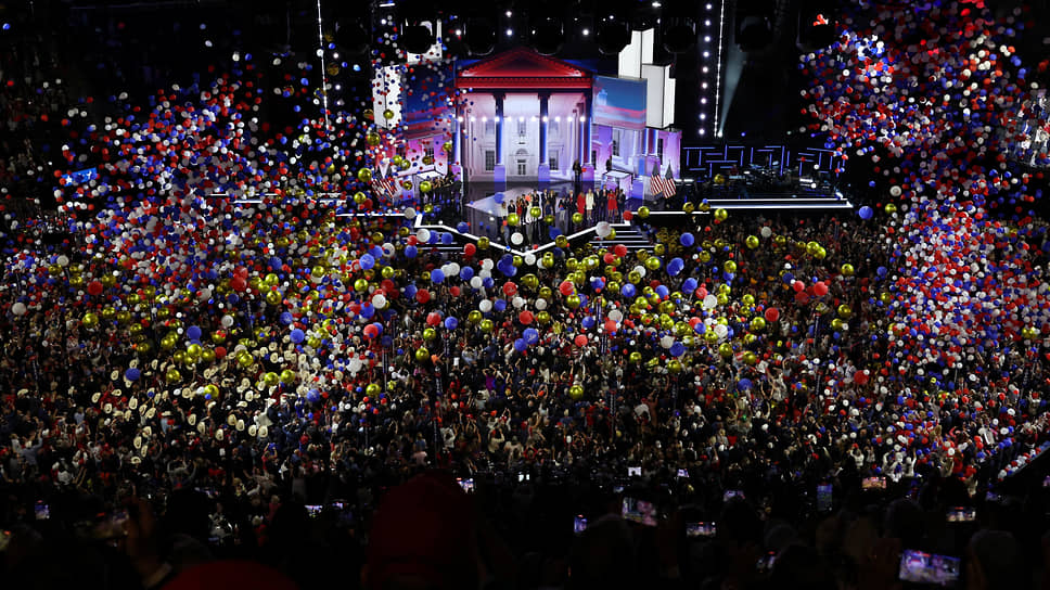 Семья кандидата в президенты США на сцене после финального выступления Дональда Трампа 18 июля 