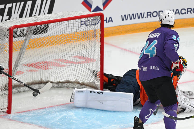 Игрок команды НХЛ Денис Гурьянов 