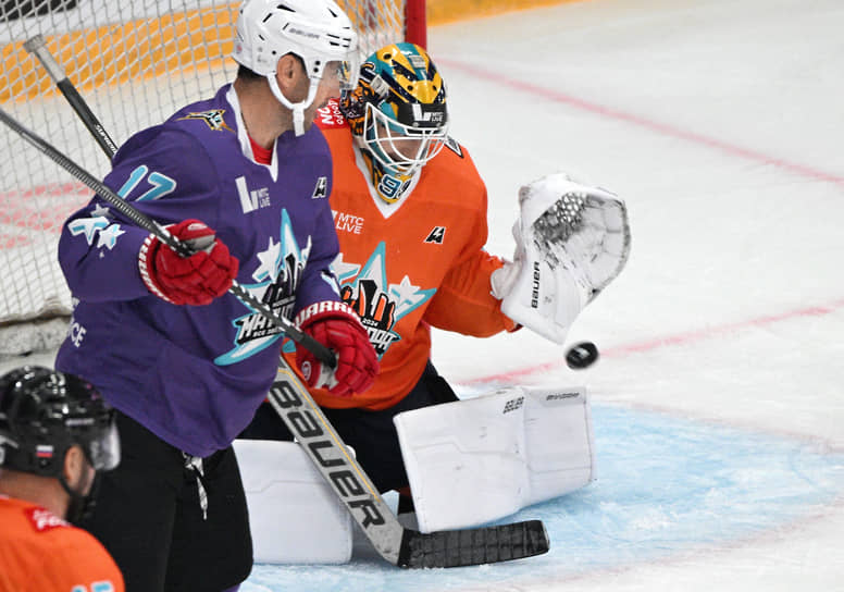 Нападающий сборной НХЛ Илья Ковальчук и вратарь команды КХЛ Михаил Бердин (справа) 