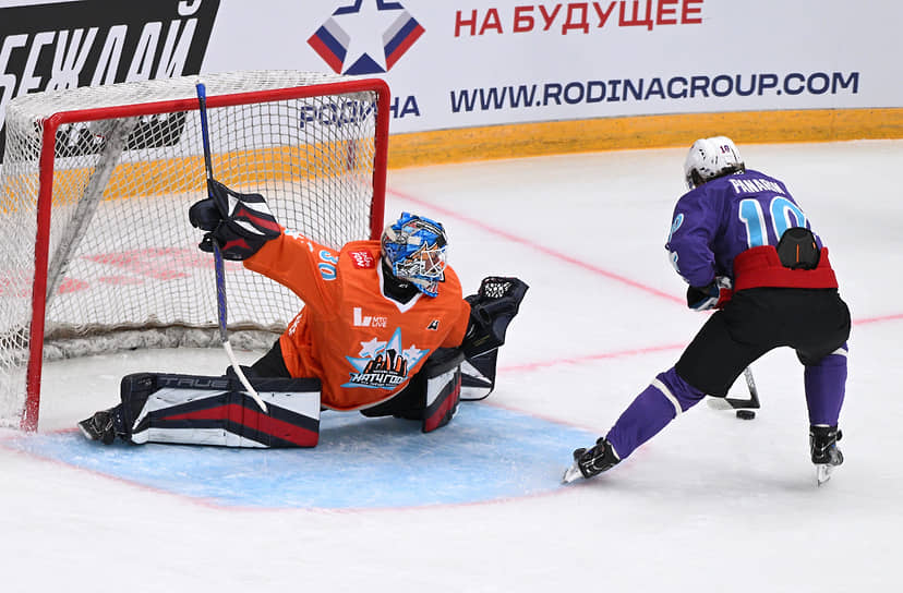 На игре было свыше 12 тыс. зрителей&lt;Br>
На фото: вратарь команды КХЛ Илья Набоков (слева) и нападающий сборной НХЛ Артемий Панарин