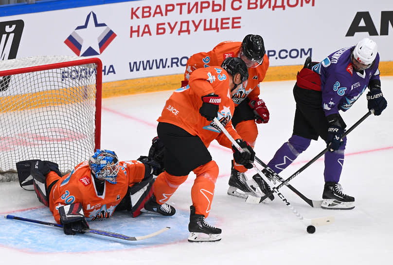 Вратарь команды КХЛ Илья Набоков (слева),  защитник сборной КХЛ Дамир Шарипзянов (второй слева) и нападающий команды НХЛ Кирилл Марченко (справа)