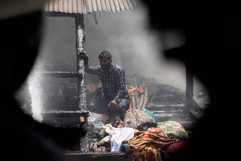 Сринагар, Кашмир. Мужчина плачет в сгоревшем доме 