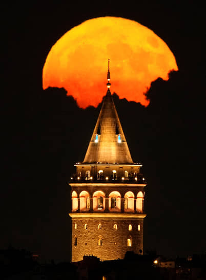 Стамбул, Турция. Полнолуние за Галатской башней