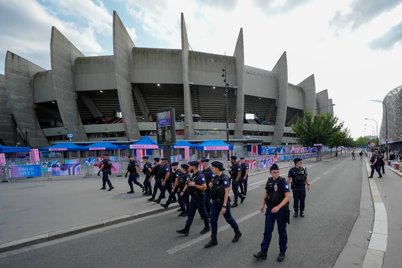 Полицейский патруль у парижского стадиона «Парк де Пренс» перед встречей мужских футбольных сборных Израиля и Мали