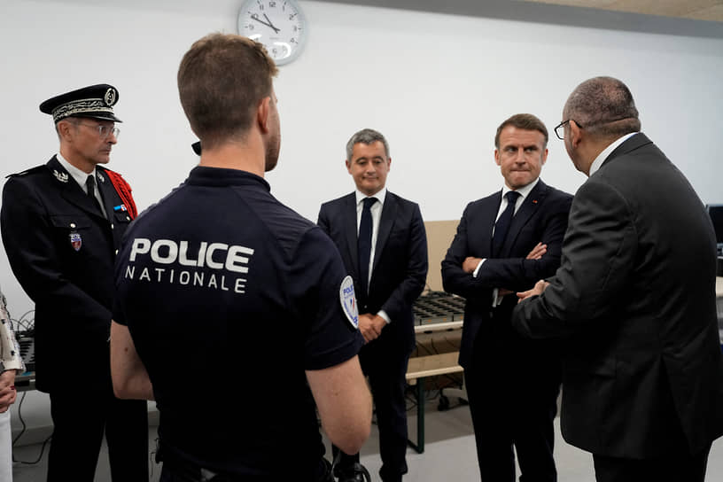 Префект полиции Парижа Лоран Нуньес (справа) докладывает президенту Франции Эмманюэлю Макрону и министру внутренних дел Жеральду Дарманену (в центре) об обстановке в Олимпийской деревне