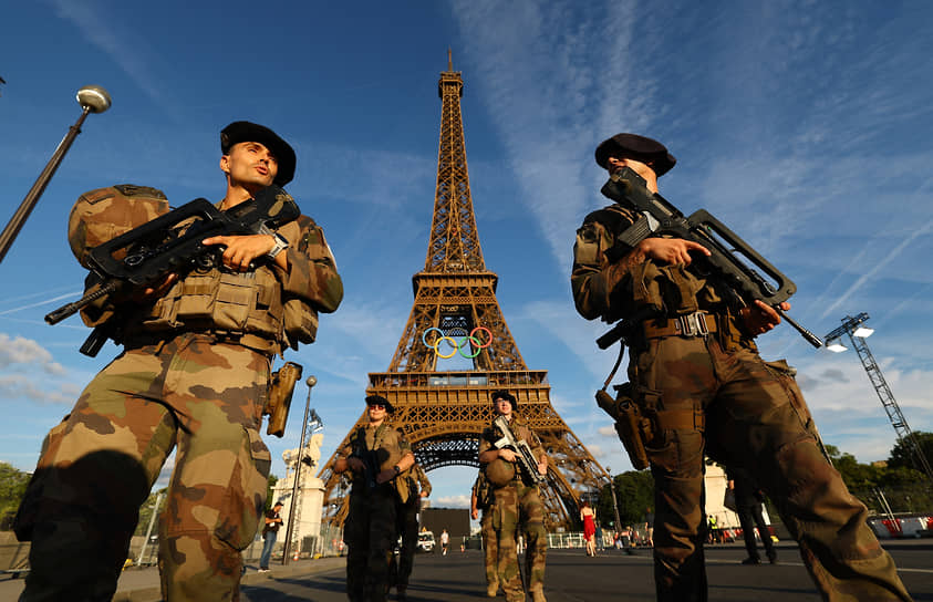 Военные патрулируют улицу перед Эйфелевой башней 