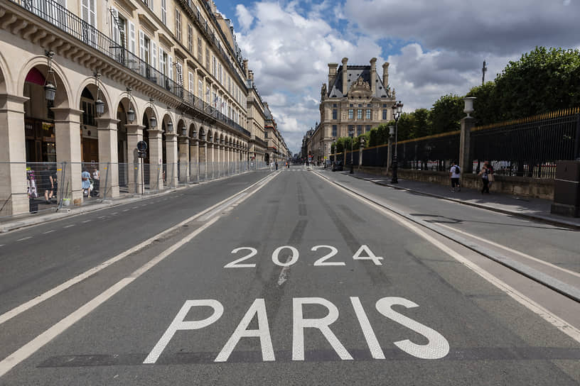 Выделенная полоса дороги перед Лувром для спортсменов и аккредитованных на Олимпиаду лиц
