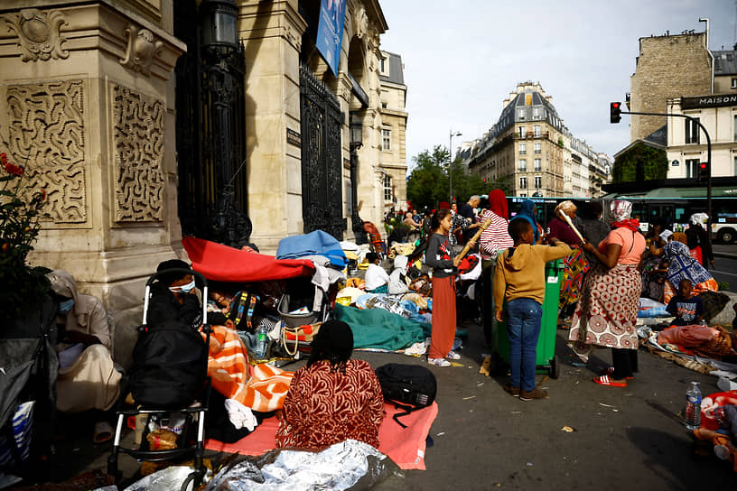 Бездомные и мигранты, выдворенные из города из-за Олимпиады, собираются перед мэрией Парижа: власти обещали им соцподдержку и жилье за пределами столицы, но в итоге оказались на незнакомых улицах
