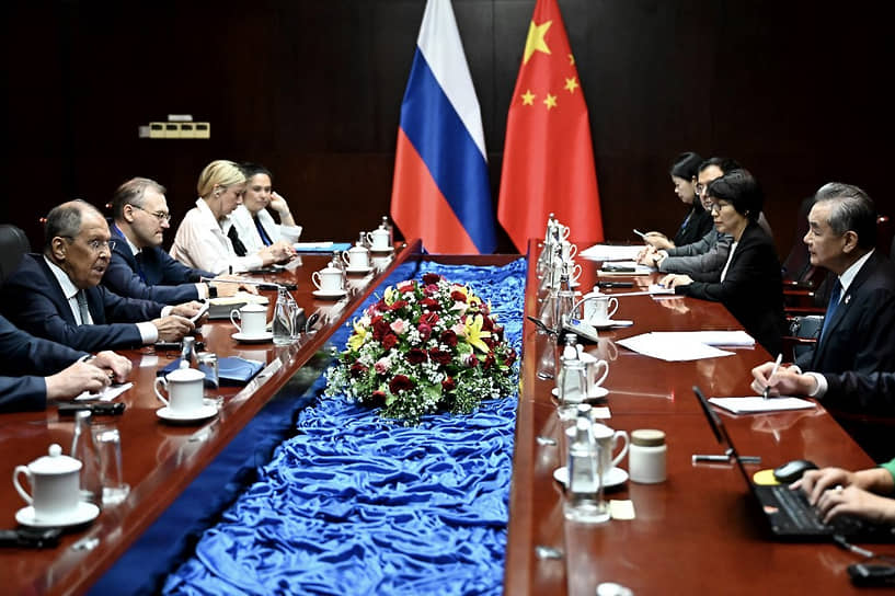 Министр иностранных дел Китая Ван И (справа) и министр иностранных дел России Сергей Лавров (слева) проводят министерскую встречу на площадке АСЕАН в Лаосе 