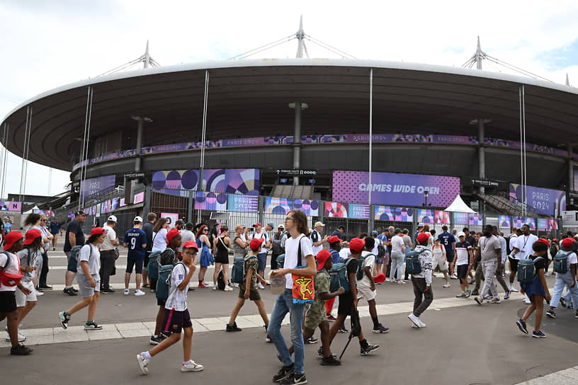Гости Олимпиады у стадиона «Стад де Франс», где проходят матчи регби-7, также там состоятся соревнования по легкой атлетике и церемония закрытия