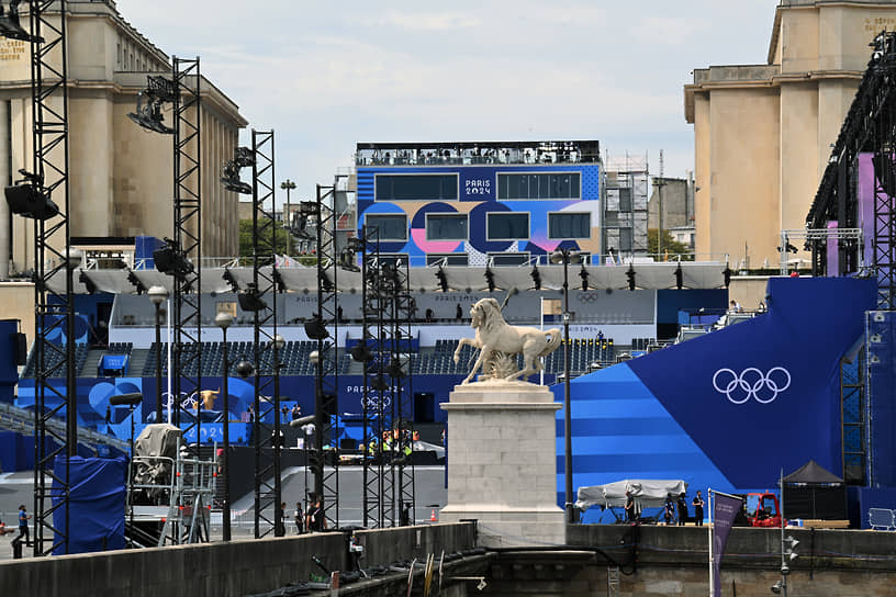 На площади Трокадеро установлены временные трибуны, которые будут демонтированы после завершения Олимпиады 