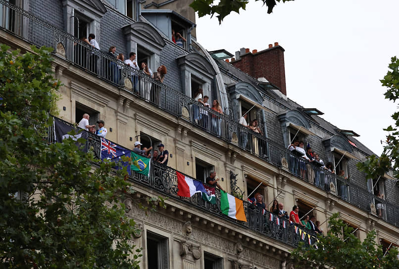 На балконах вывешены флаги Новой Зеландии, Бразилии, Франции и Ирландии 