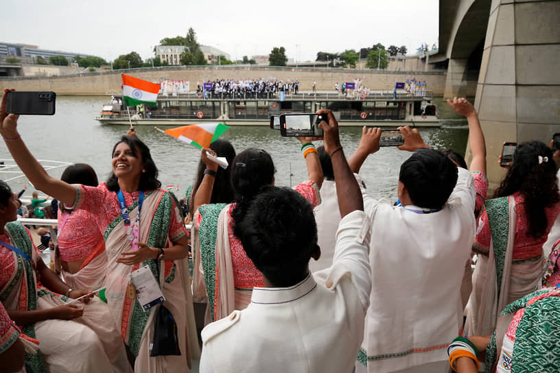 Индийские спортсмены фотографируются на борту лодки
