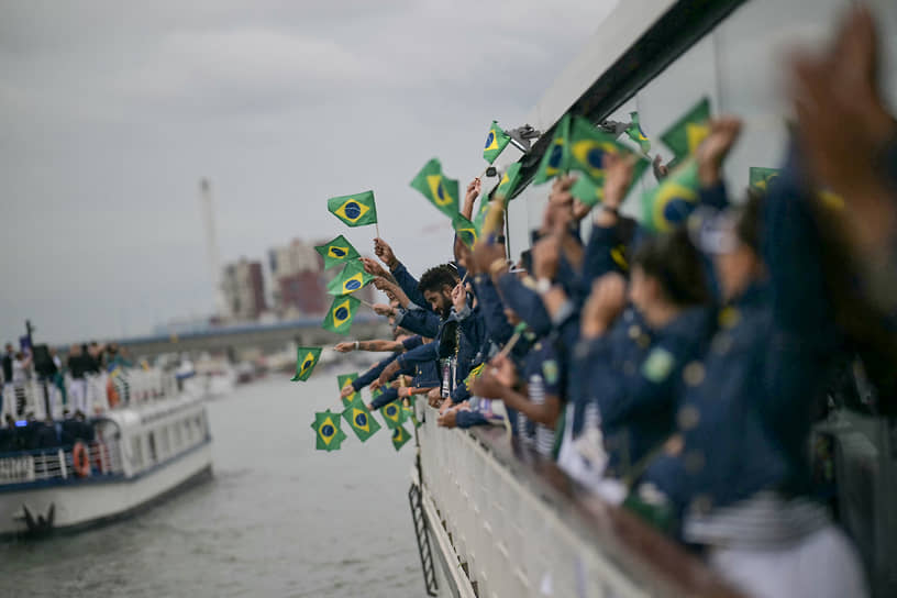 Лодка с бразильской сборной проплывает по Сене в начале церемонии открытия Олимпийских игр