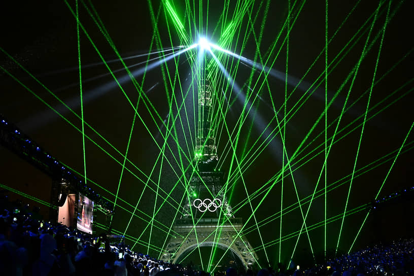 Лазерное шоу освещает Эйфелеву башню