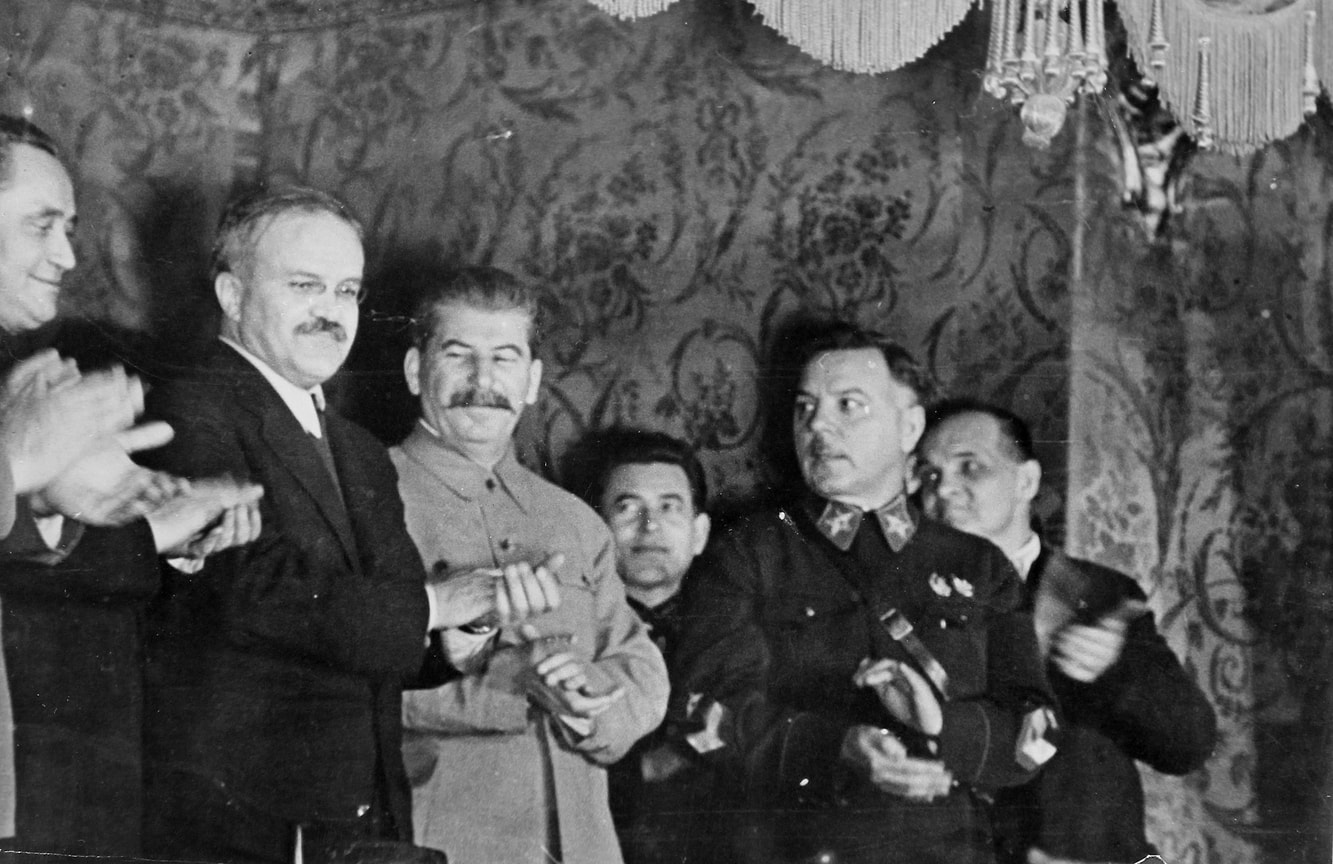 «Сейчас продолжается эта же вредительская линия»,— писал Н. И. Ежову (на фото — справа от И. В. Сталина) А. Е. Майзель