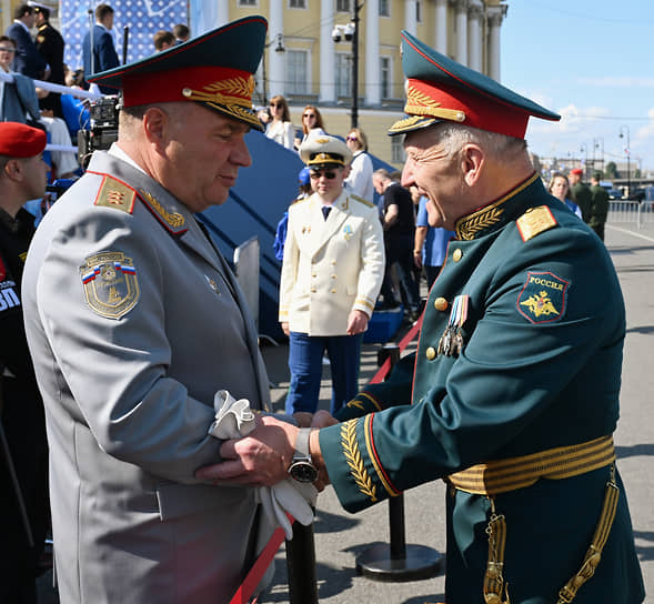 Военнослужащие на набережной перед началом парада ВМФ в акватории реки Невы