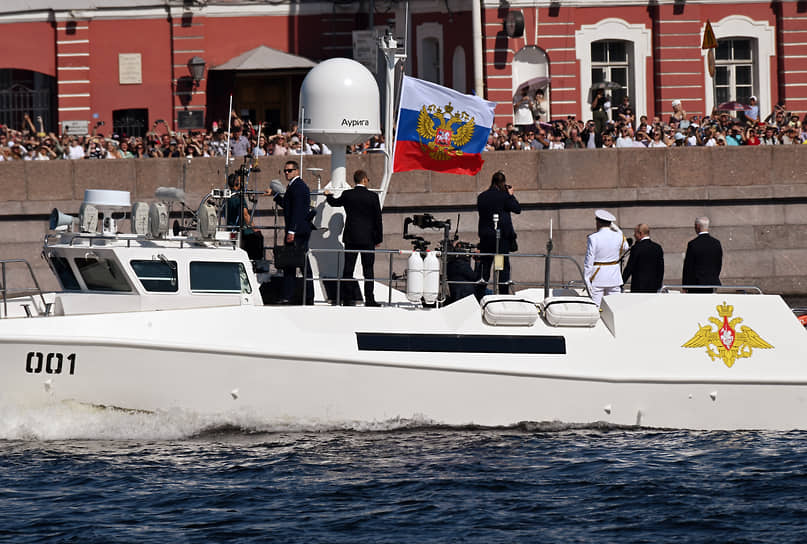 Министр обороны РФ Андрей Белоусов (справа), главнокомандующий ВМФ РФ Александр Моисеев (слева) и президент РФ Владимир Путин принимают парад ВМФ на катере «Раптор»