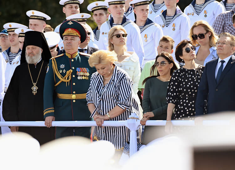 Первый зампред комитета Госдумы РФ по культуре Елена Драпеко (в центре) и гендиректор госкорпорации «Росатом» Алексей Лихачев (крайний справа) на параде ВМФ в Санкт-Петербурге