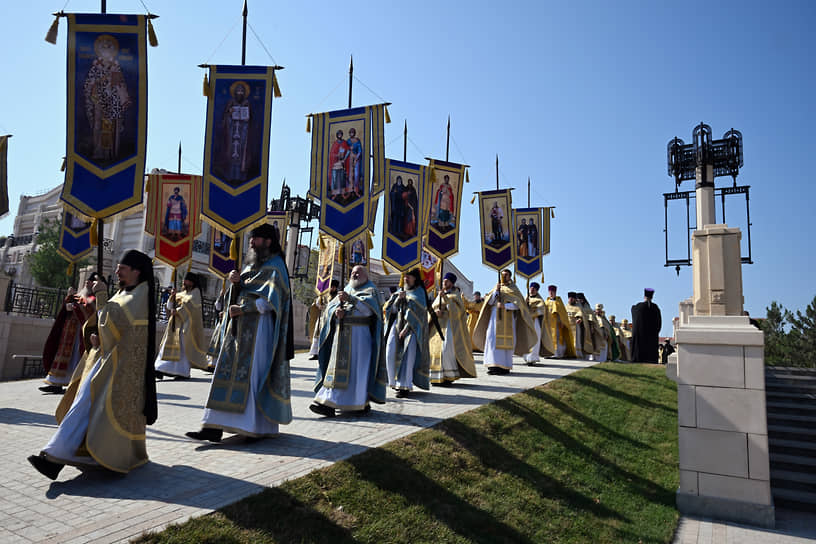 Церемонию освящения провели при участии 12 архиереев и более 100 священнослужителей, которые прошли крестным ходом от музея Христианства до Свято-Владимирского собора