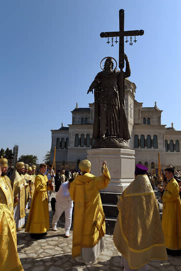 После крестного хода в «Новом Херсонесе» был открыт памятник князю Владимиру скульптора Виталия Шанова