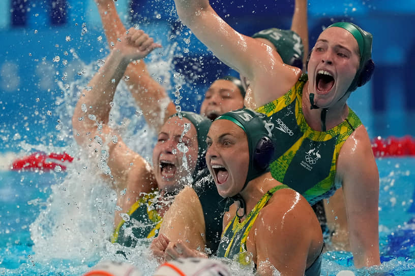 Австралийки радуются победе в серии пенальти в предварительном матче группового турнира по водному поло против сборной Нидерландов 