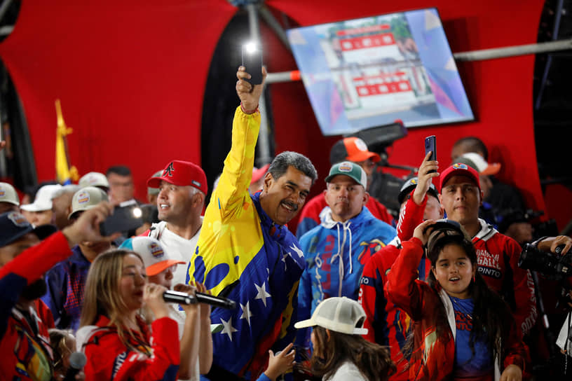 Каракас. Действующий глава Венесуэлы Николас Мадуро празднует победу на президентских выборах