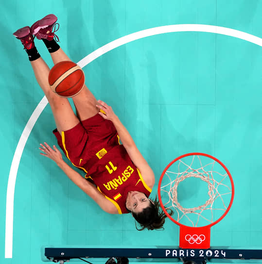 Испанская баскетболистка Леонор Родригес падает под кольцом в матче против Пуэрто-Рико

