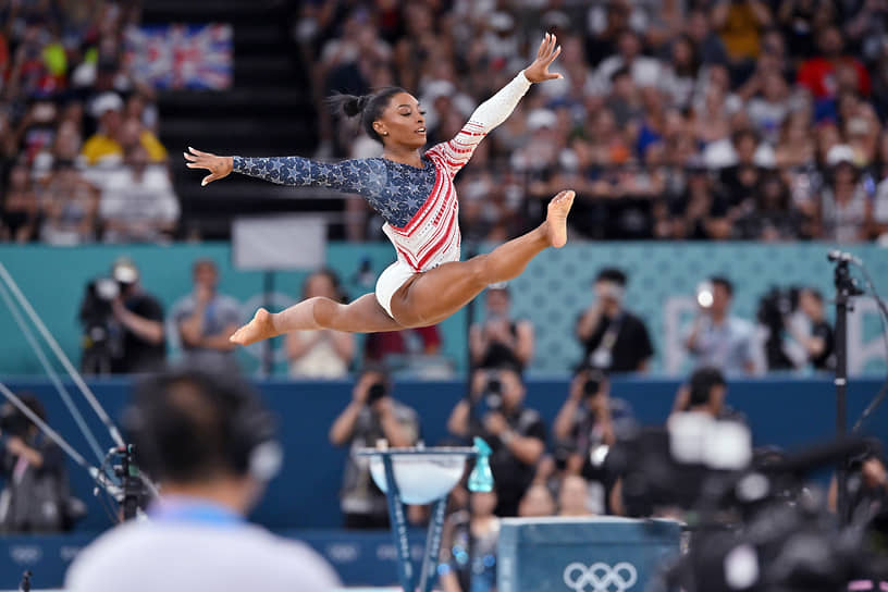 Американка Симона Байлз стала пятикратной олимпийской чемпионкой после победы сборной США по спортивной гимнастике в командном многоборье