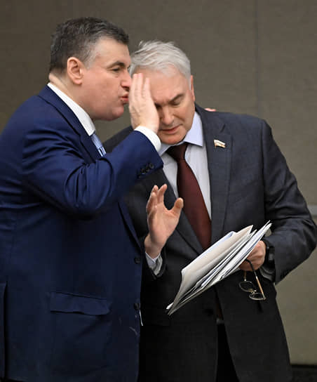 Лидер ЛДПР Леонид Слуцкий и председатель комитета по обороне Андрей Картаполов (справа) 