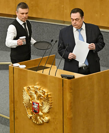 Председатель комитета по делам национальностей Геннадий Семигин (справа)