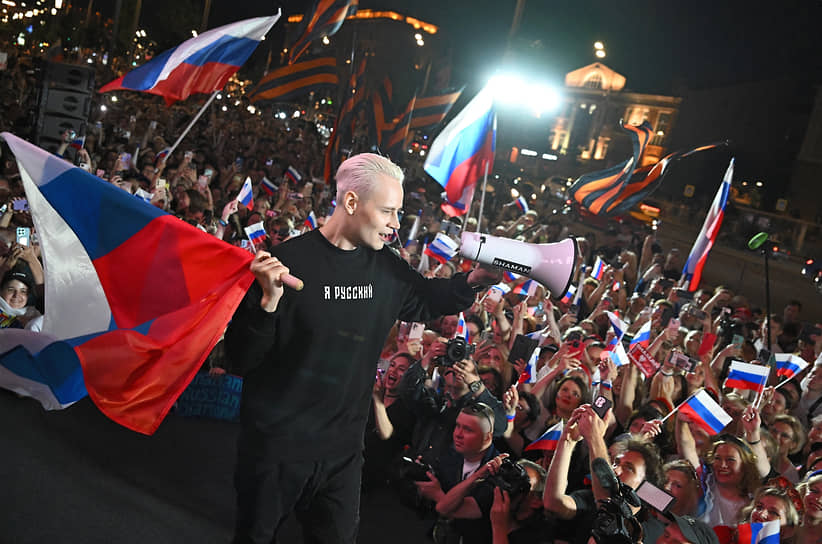 Москва. Певец Shaman на концерте-митинге против блокировки российских пользователей YouTube у здания посольства США