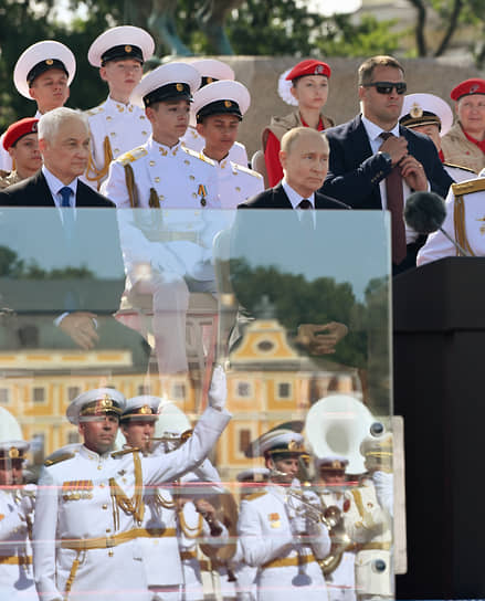 Санкт-Петербург. Министр обороны Андрей Белоусов (в верхнем ряду слева) и президент России Владимир Путин (в центре) на Главном военно-морском параде
