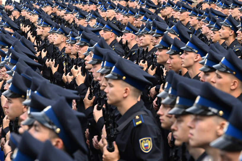 Москва. Церемония приведения к военной присяге молодого пополнения Президентского полка на Соборной площади 