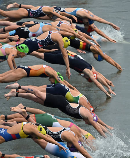Париж, Франция. Олимпийские соревнования по триатлону среди женщин на реке Сене