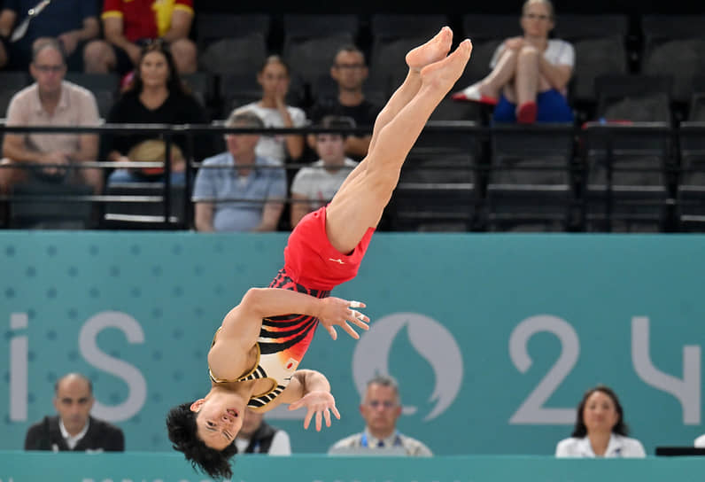 Париж, Франция. Японский гимнаст Синносукэ Ока выступает на Олимпийских играх