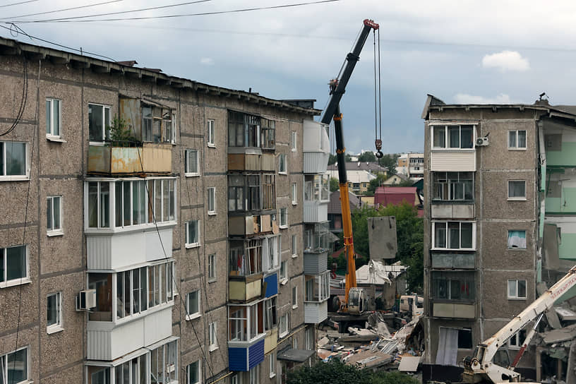 От взрыва пострадали также соседние дома — у них выбиты стекла 