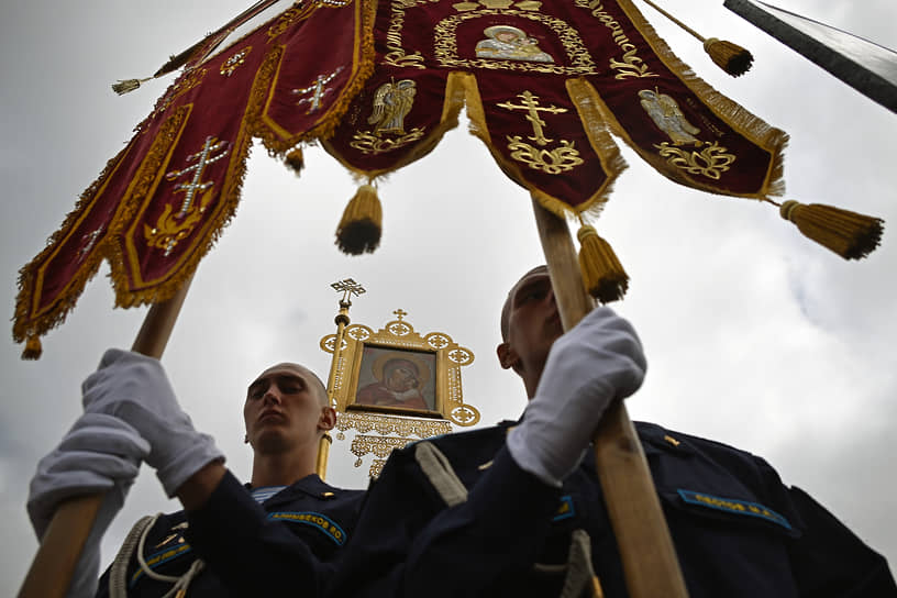 2 августа православные верующие отмечают также день памяти пророка Ильи, которого воздушно-десантные войска России выбрали своим покровителем
&lt;br>На фото: участники крестного хода на Красной площади