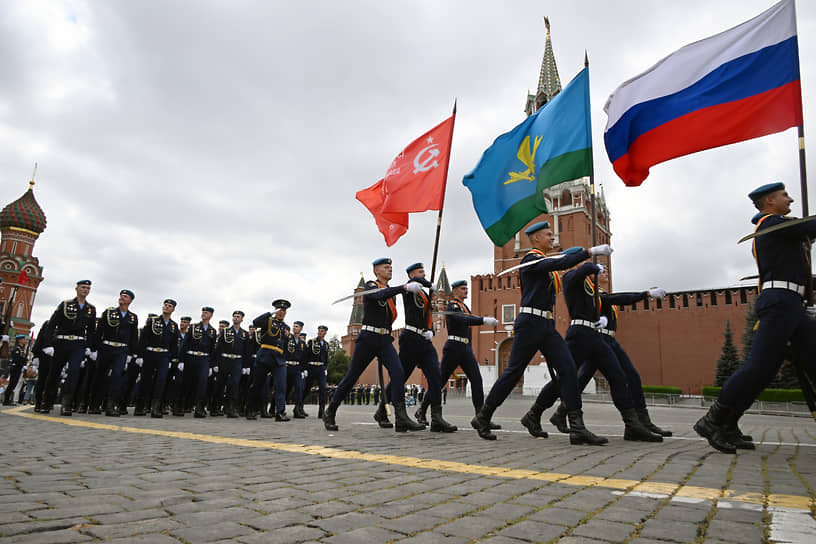 Военнослужащие на Красной площади в Москве 