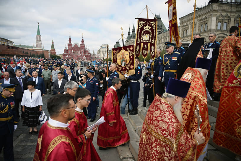 Участники крестного хода из храма Пророка Божия Илии на Китай-городе до Лобного места на Красной площади 