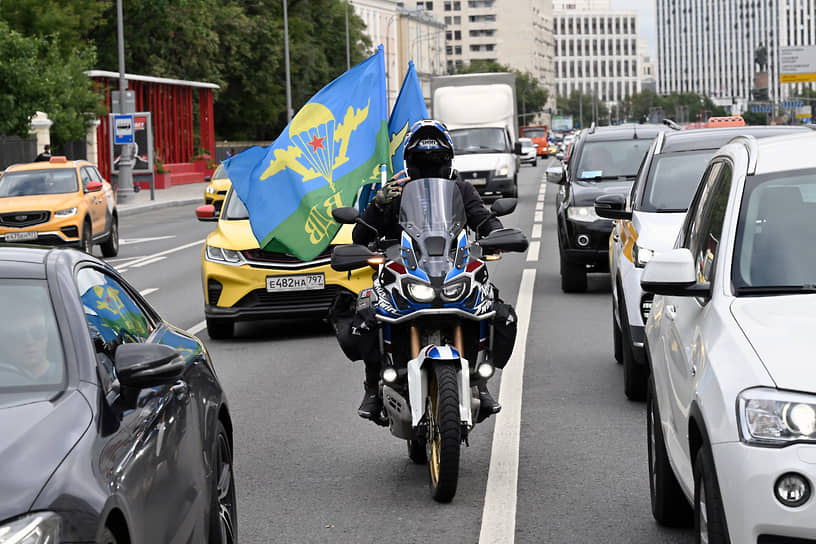 Бывший десантник на мотоцикле с флагом ВДВ на Крымском валу