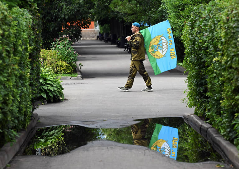 Бывший десантник с флагом ВДВ в парке Горького