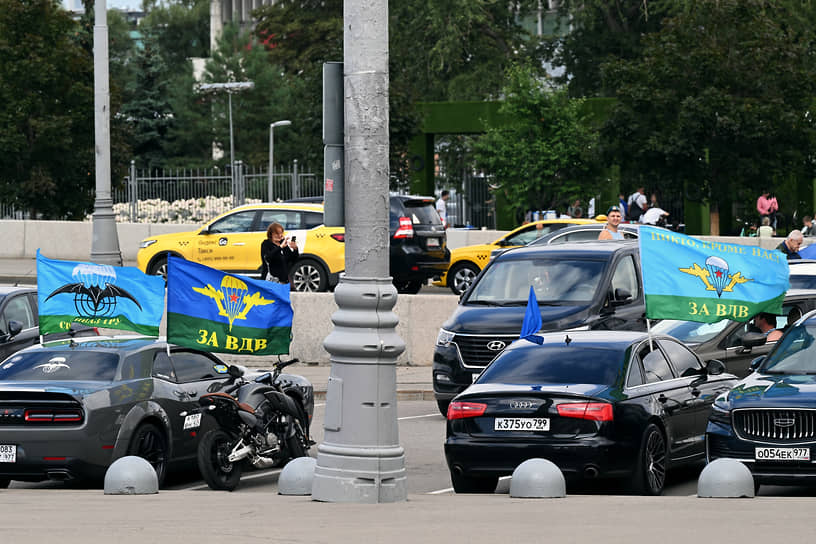 Автомобили с флагами ВДВ у парка Горького в Москве