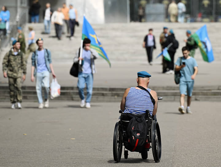 Бывший десантник на инвалидной коляске в парке Горького